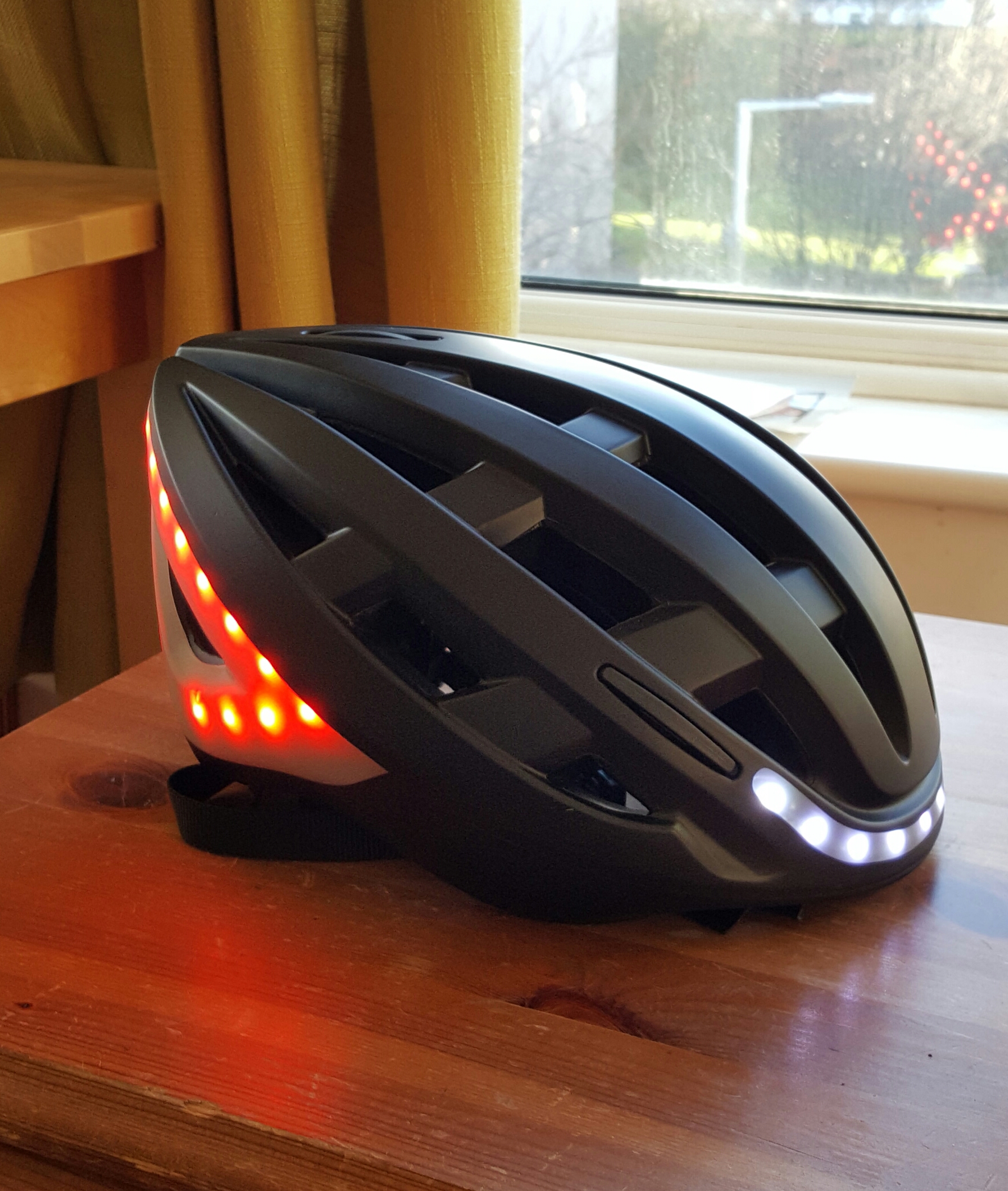REVIEWING THE LUMOS NEW GENERATION CYCLE HELMET, IDEAL FOR THE URBAN CYCLIST.